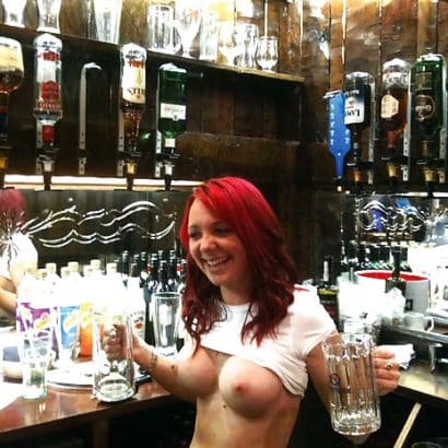 Fake Brüste in der Bar